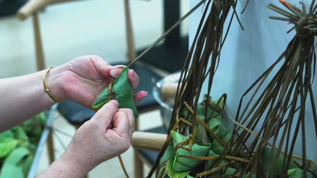 粽香四溢，濃情端(duan)午——福建新華聯合(he)印務集團開展包(bao)粽子迎端午活動(dong)