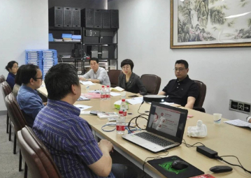 印務集團(tuán)董事長黃翔(xiáng)一行到福建(jian)恒源光電技(ji)術有限公司(sī)調研數字經(jing)濟工作