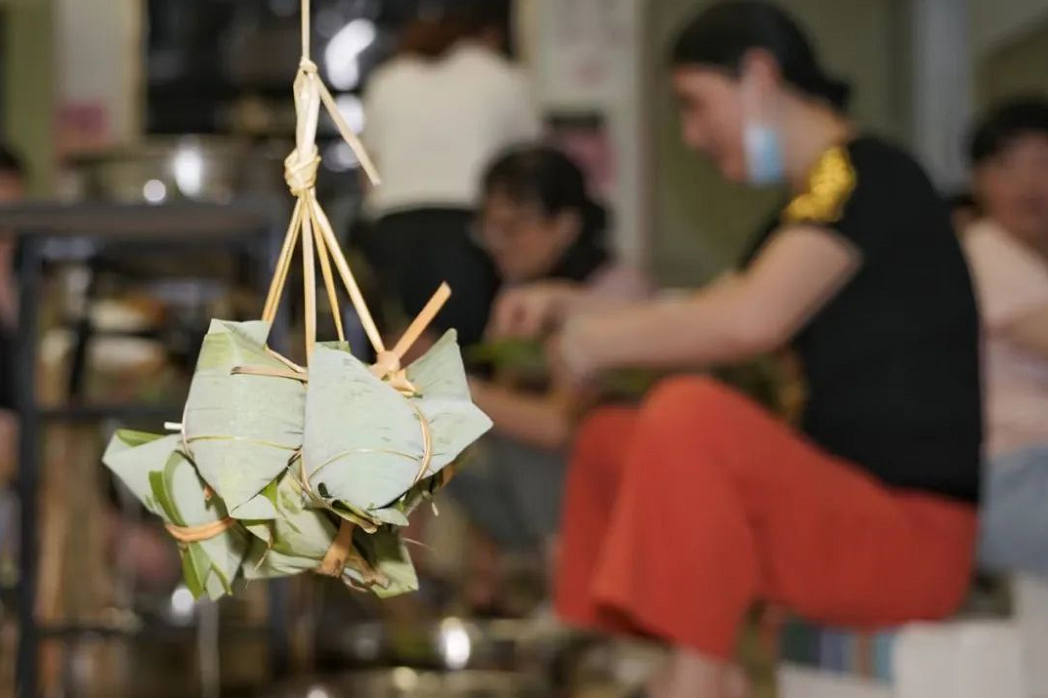 粽葉飄香(xiāng)迎端午，情(qíng)濃印務促(cu)生産