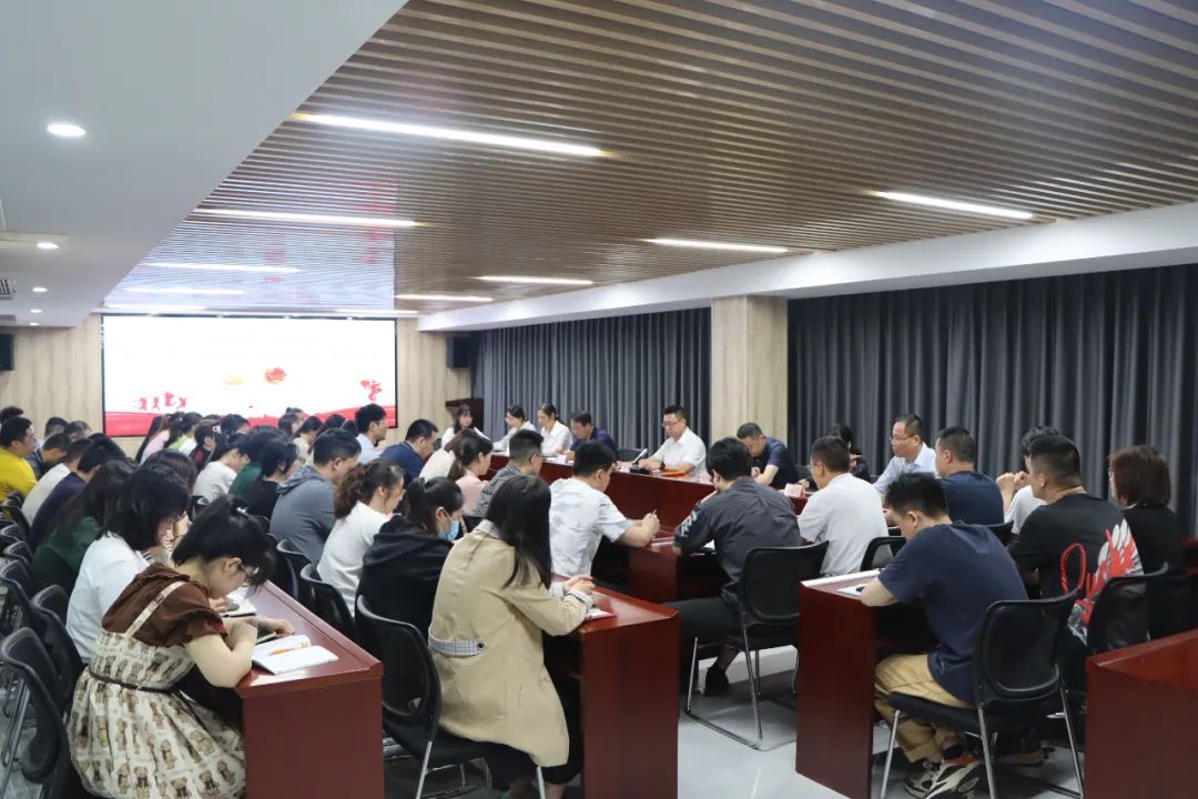 印(yin)務集團召(zhao)開五四青(qing)年節座談(tan)會并開展(zhǎn)“青年先鋒(fēng)隊”授旗儀(yi)式