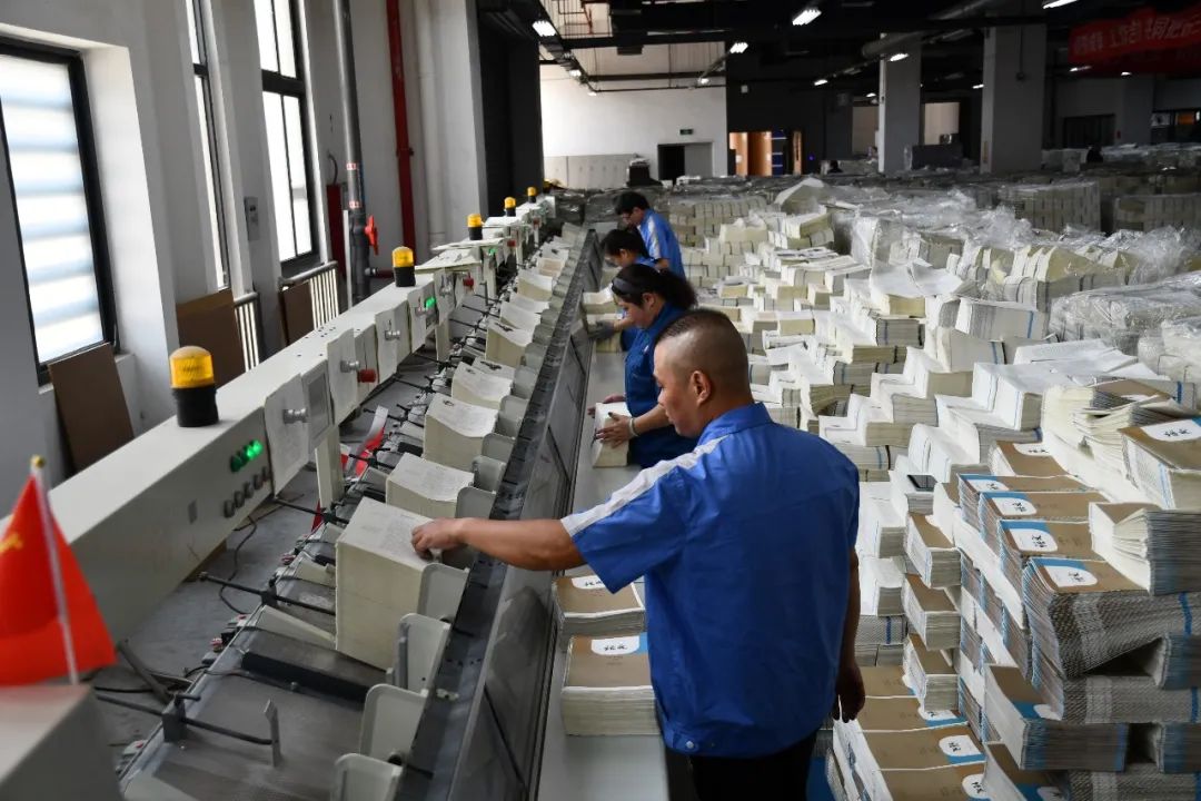 恪盡職守(shǒu)诠釋擔當作爲 衆(zhōng)志成城隻爲“課前(qián)到書”